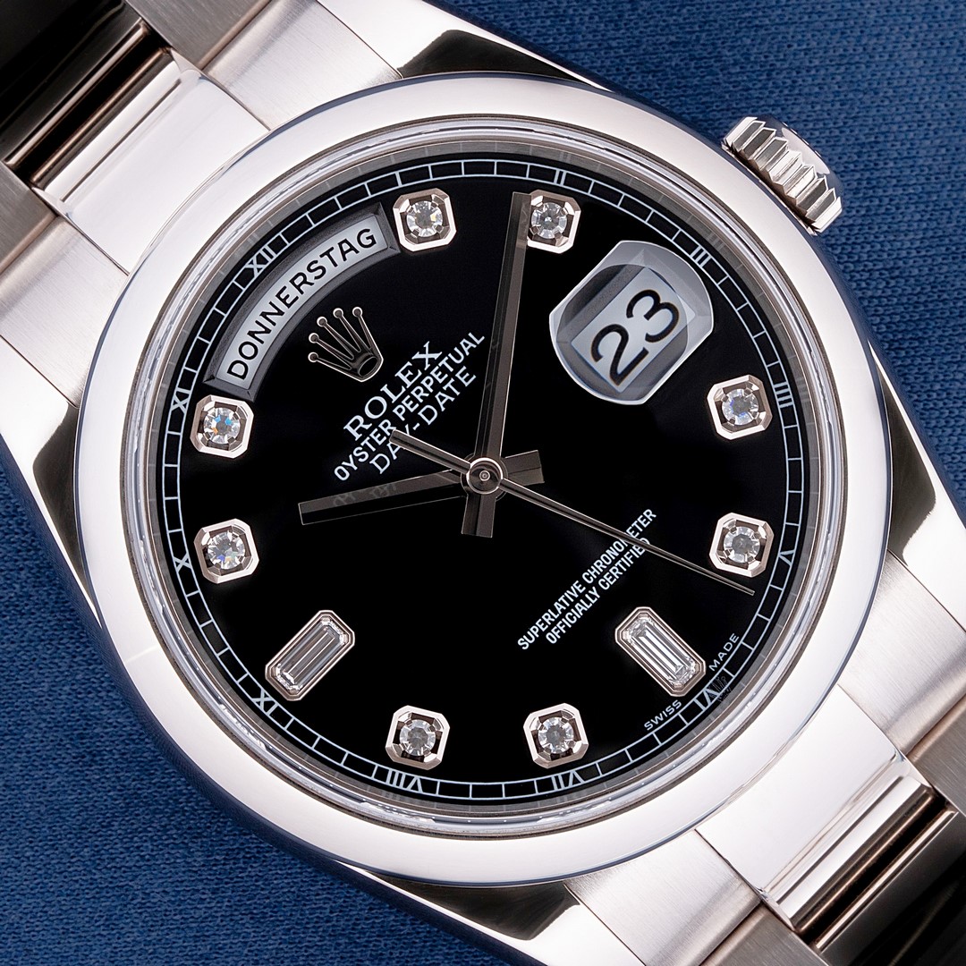 118209 Day-Date (black diamond dial / box papers LC100 / top condition)